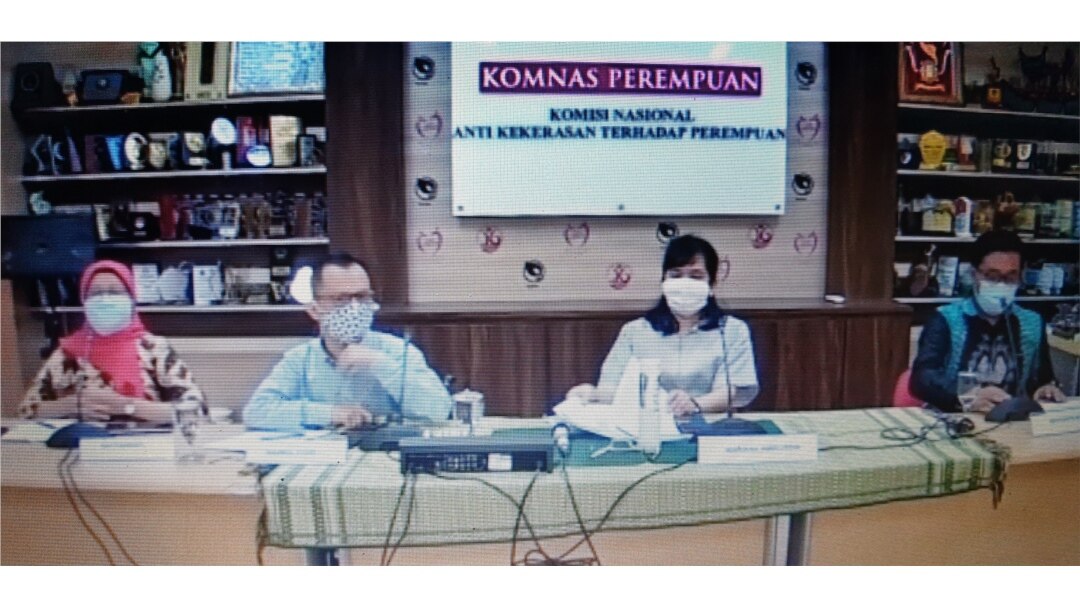 Komisioner Komnas Perempuan menggelar jumpa pers secara daring menjelaskan Kampanye 16 Hari Anti Kekerasan terhadap Perempuan, Selasa (24/11). (Foto: VOA/ Yudha Satriawan)