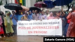 Des journalistent protestent devant la HAC à Conary, Guinée, le 26 août 2019. (VOA/Zakaria Camara)