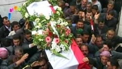 تلویزیون دولتی سوریه صحنه هایی از حمل اجساد دو عضو نیروهای امنیتی توسط عزاداران را نشان داد که گفته می شود توسط «گروه های مسلح» در حمات واقع در شمال دمشق کشته شدند- ۱۰ آوریل ۲۰۱۱