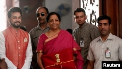 Menteri Keuangan India Nirmala Sitharaman tiba di Gedung Parlemen untuk mempresentasikan anggaran 2019, 5 Juli 2019. (Foto: Reuters/Adnan Abidi)