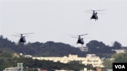 Helikopter AS terbang di atas pangkalan militer Futenma di Ginowan, Pulau Okinawa.