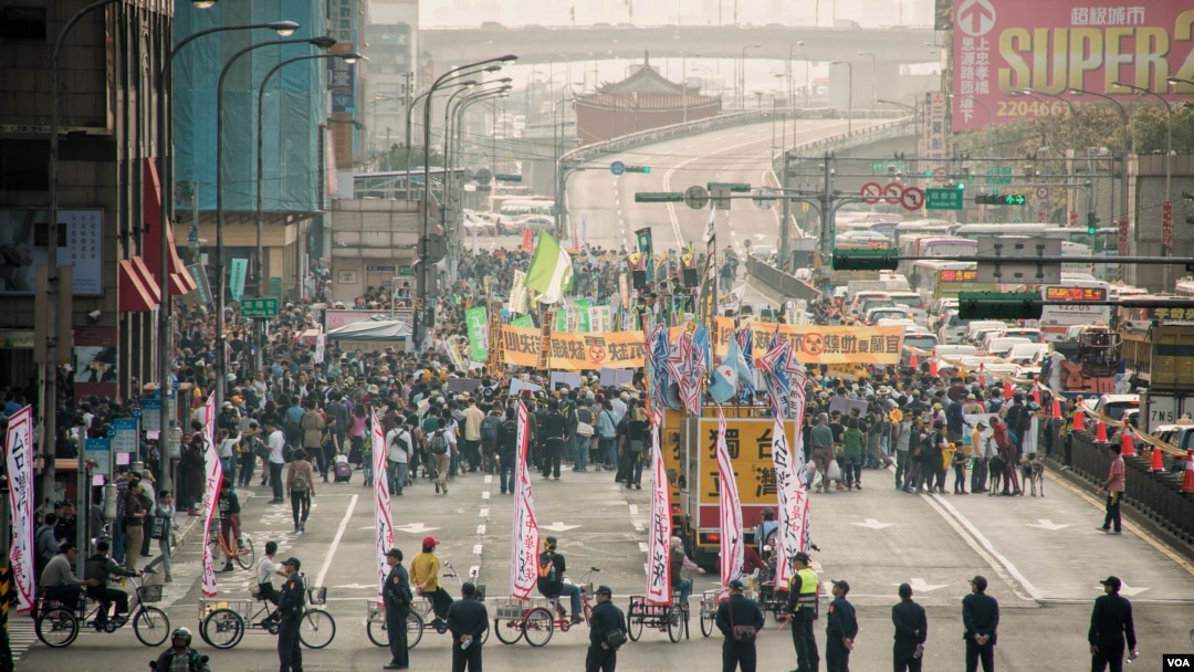 抗议者集结在台北闹市区的忠孝西路。（美国之音方正拍摄）