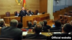 Crnogorski premijer Milo Đukanović obraća se poslanicima u Skupštini Crne Gore (gov.me)