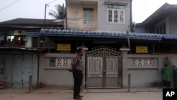 Seorang polisi berjaga di depan Madrasah yang tutup di pinggiran kota Yangon, Myanmar, 28 April 2017. 