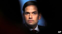 El aspirante republicano Marco Rubio escucha una pregunta de la audiencia en un evento de campaña en el St. Anslem College, en Manchester, New Hampshire.