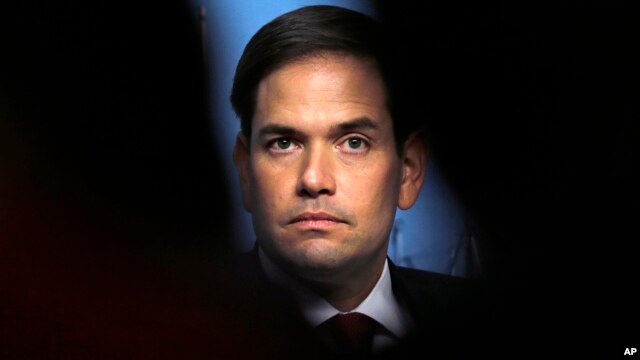El aspirante republicano Marco Rubio escucha una pregunta de la audiencia en un evento de campaña en el St. Anslem College, en Manchester, New Hampshire.