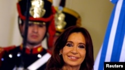 Presiden Argentina Cristina Fernandez de Kirchner tersenyum pada upacara di hari terakhirnya sebagai Presiden di Istana Presiden Casa Rosada, Buenos Aires, Argentina (9/12).