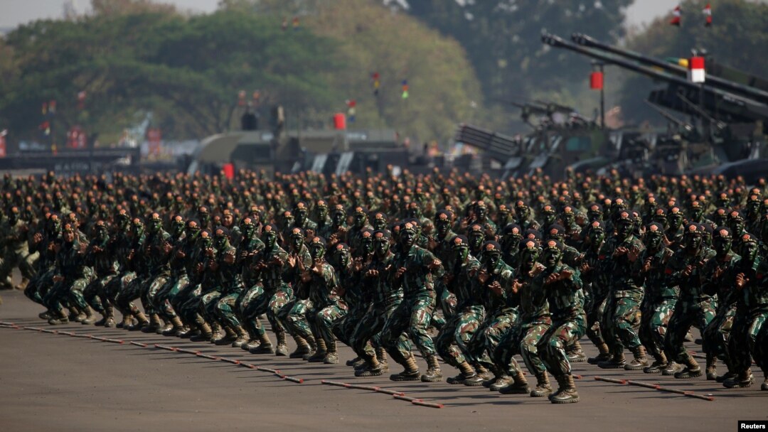 FILE - Tentara Indonesia memperagakan seni bela diri dalam peringatan HUT ke-74 Tentara Nasional Indonesia di Pangkalan Udara Halim Perdana Kusuma di Jakarta, 5 Oktober 2019. (Foto: Reuters)