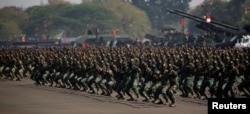 Tentara Indonesia memperagakan seni bela diri dalam peringatan HUT ke-74 Tentara Nasional Indonesia di Pangkalan Udara Halim Perdana Kusuma di Jakarta, 5 Oktober 2019. (Foto: Reuters)