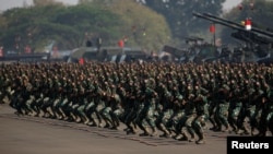 FILE - Tentara Indonesia memperagakan seni bela diri dalam peringatan HUT ke-74 Tentara Nasional Indonesia di Pangkalan Udara Halim Perdana Kusuma di Jakarta, 5 Oktober 2019. (Foto: Reuters)