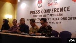 Ketua Komisi Pemilihan Umum (KPU) Arief Budiman (tengah) dan Komisioner KPU dalam jumpa pers di Ritz Calton, Jakarta, Rabu (17/4). (VOA/Fathiyah)