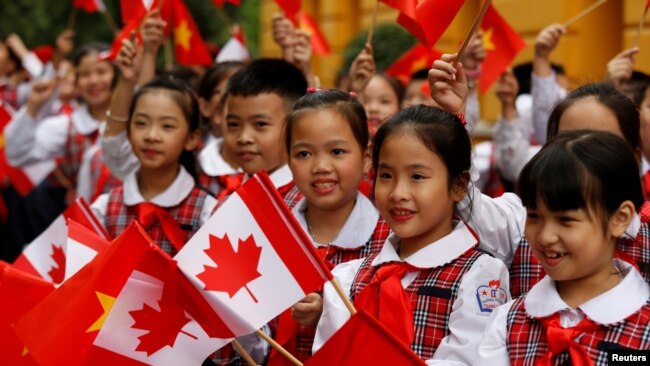 Trẻ em Việt Nam đón tiếp Thủ tướng Justin Trudeau tại Hà Nội. Theo truyền thông trong nước, chuyến thăm của Thủ tướng Trudeau “diễn ra trong bối cảnh quan hệ Việt Nam-Canada phát triển tích cực.”