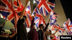 香港抗議者手舉英國國旗在英國駐港總領事館前示威。（2019年10月23日）
