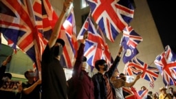 香港抗议者手举英国国旗在英国驻港总领事馆前示威。（2019年10月23日）