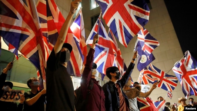 香港抗议者手举英国国旗在英国驻港总领事馆前示威。（2019年10月23日）