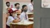 Suasana di ruang kelas sebuah SD di Jakarta, pada hari pertama dibukanya kembali sekolah untuk pembelajaran tatap muka di tengah pandemi COVID-19, 30 Agustus 2021. (AP Photo/Dita Alangkara)