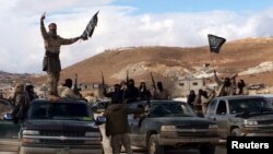 Para kombatan Front Nusra yang terkait Al Qaeda mengendarai truk-truk pickup saat pembebasan tentara dan polisi Lebanon di Arsal, selatan Lembah Bekaa, Lebanon, 1 Desember 2015. 