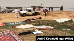 Les blanchisseurs et autres débrouillards prennent d’assaut tous les jours le bord du fleuve Chari, à N’Djamena, Tchad, 16 juin 2017. (VOA/André Kodmadjingar)