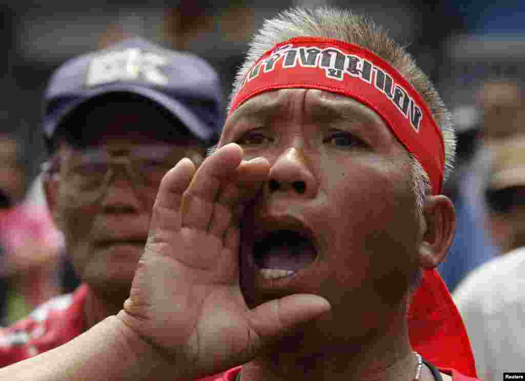 A government supporter shouts slogans during a rally outside the National Anti-Corruption Commission office in Nonthaburi province, on the outskirts of Bangkok, Feb. 27, 2014.&nbsp;