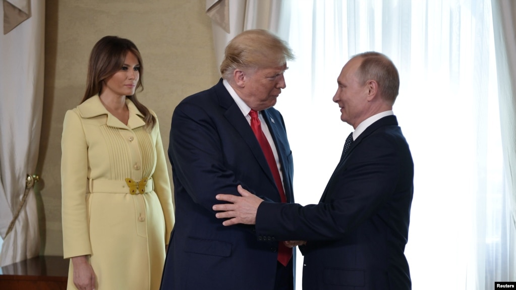 TT Nga Vladimir Putin, phải, chào mừng TT Trump của Mỹ, tại cuộc gặp gỡ ở Helsinski, Phần Lan, ngày 16/7/2018. DNPN Melania đứng phía sau. Sputnik/Alexei Nikolsky/Kremlin via REUTERS 