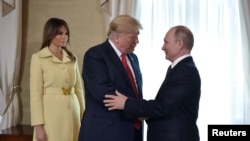 El presidente de Rusia, Vladimir Putin (D), saluda al presidente de Estados Unidos, Donald Trump, durante una reunión en Helsinki, Finlandia, en 2018.