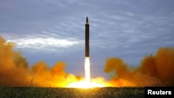 북한이 지난달 공개한 중거리탄도미사일 '화성-12' 발사 장면. 미 군당국에 따르면 당시 미사일은 평양 순안 공군기지에서 발사돼 일본 상공을 지나 태평양 바다에 떨어졌다.