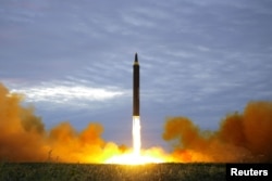 Arhiva - Raketa lansirana tokom vežbi lanziranja raketa dugog i srednjeg dometa, na nedatiranoj fotografijikoju je objavio severnokorejska Korejska centralna novinska agencija u Pjongjangu, 30. avgusta 2017.