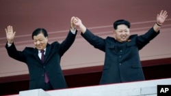 Lãnh tụ Bắc Triều Tiên Kim Jong Un và giới chức cấp cao của Trung Quốc Lưu Vân Sơn trong lễ kỷ niệm 70 năm ngày thành lập Đảng Lao động đương quyền tại Bình Nhưỡng, ngày 10/10/2015.