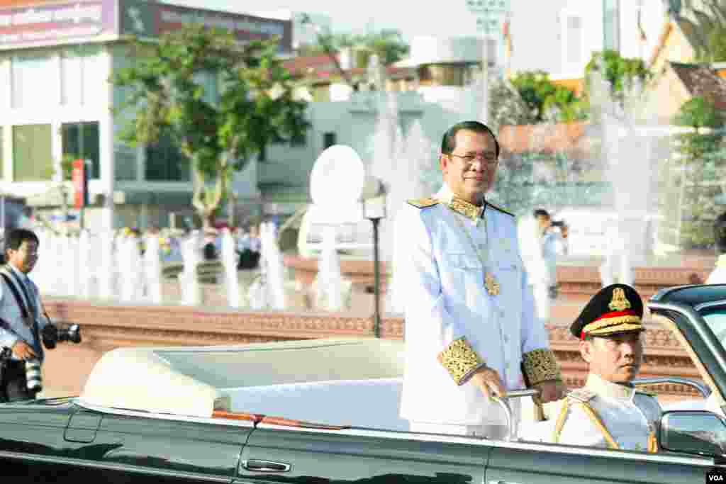 នាយករដ្ឋមន្រ្តីកម្ពុជា លោក ហ៊ុន សែន ស្ថិតក្នុងរថយន្តចេញដំណើរទៅកាន់ព្រះបរមរាជវាំង នៅក្នុងការប្រារព្ធពិធីបុណ្យឯករាជ្យជាតិលើកទី៦៥ នៅវិមានឯករាជកាលពីព្រឹកថ្ងៃទី០៩ វិច្ឆិកា២០១៨។(ទុំ ម្លិះ/VOA)