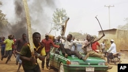 示威者1月10日在尼日利亚首都阿布贾抗议政府取消燃油补贴