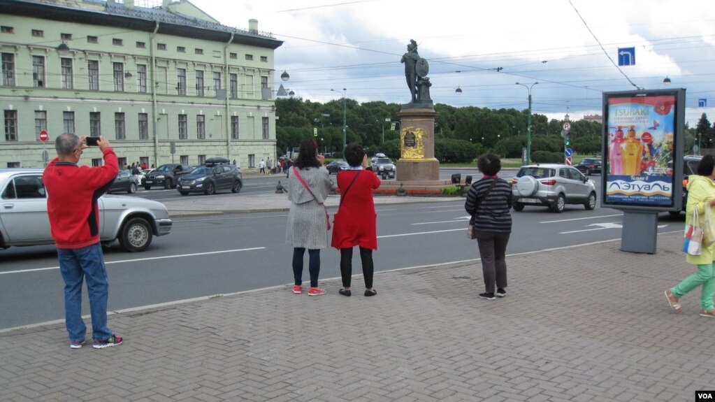 资料照：武汉肺炎打击俄罗斯旅游业。圣彼得堡冬宫艾尔米塔什博物馆旁的中国游客。（2017年7月）