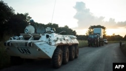 Des membres de la patrouille du contingent bangladais de la Mission multidimensionnelle intégrée des Nations Unies pour la stabilisation en République centrafricaine (MINUSCA) prennent position pour sécuriser un camion en panne de moteur le long de la rou