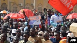Des manifestants marchent contre la loi de finances à Niamey, le 31 décembre 2017.