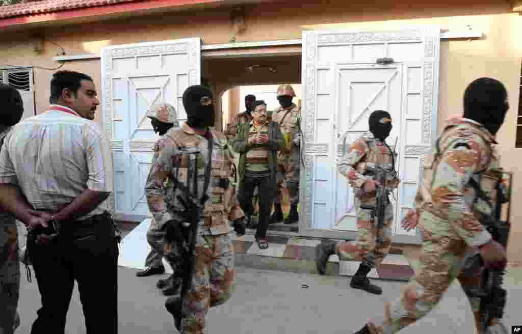 Pakistani paramilitary troops raid the Muttahida Quami Movement&#39;s offices in Karachi, March 11, 2015.