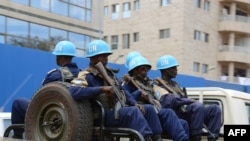 Des soldats de la paix de Minusca patrouillent dans le 3ème arrondissement de Bangui, Centrafrique, 3 octobre 2014.
