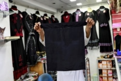 Seorang salesman menunjukkan cadar, niqab, di sebuah toko yang menjual berbagai jenis penutup yang dikenakan oleh wanita Muslim di Kolombo, Sri Lanka, 29 April 2019. (Foto: Reuters / Denmark Siddiqui)