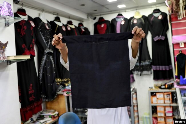 Seorang salesman menunjukkan cadar, niqab, di sebuah toko yang menjual berbagai jenis penutup yang dikenakan oleh wanita Muslim di Kolombo, Sri Lanka, 29 April 2019. (Foto: Reuters / Denmark Siddiqui)
