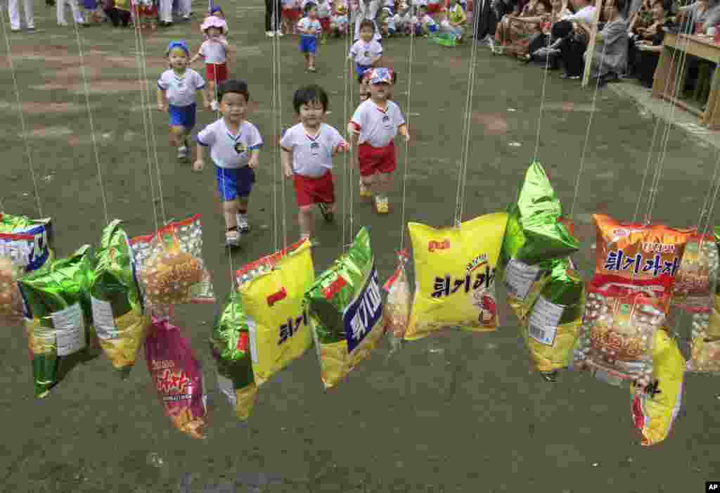 &#39;국제아동절&#39;인 1일 북한 평양의 &#39;9.15 보육원&#39;에서 열린 운동회에서 어린이들이 과자 따기 게임을 하고 있다.