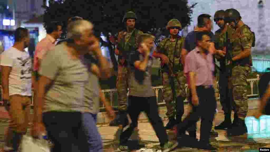 Des militaires loyalistes turcs montent la garde sur la place Taksim à Istanbul, Turquie, 15 juillet 2016. &nbsp;