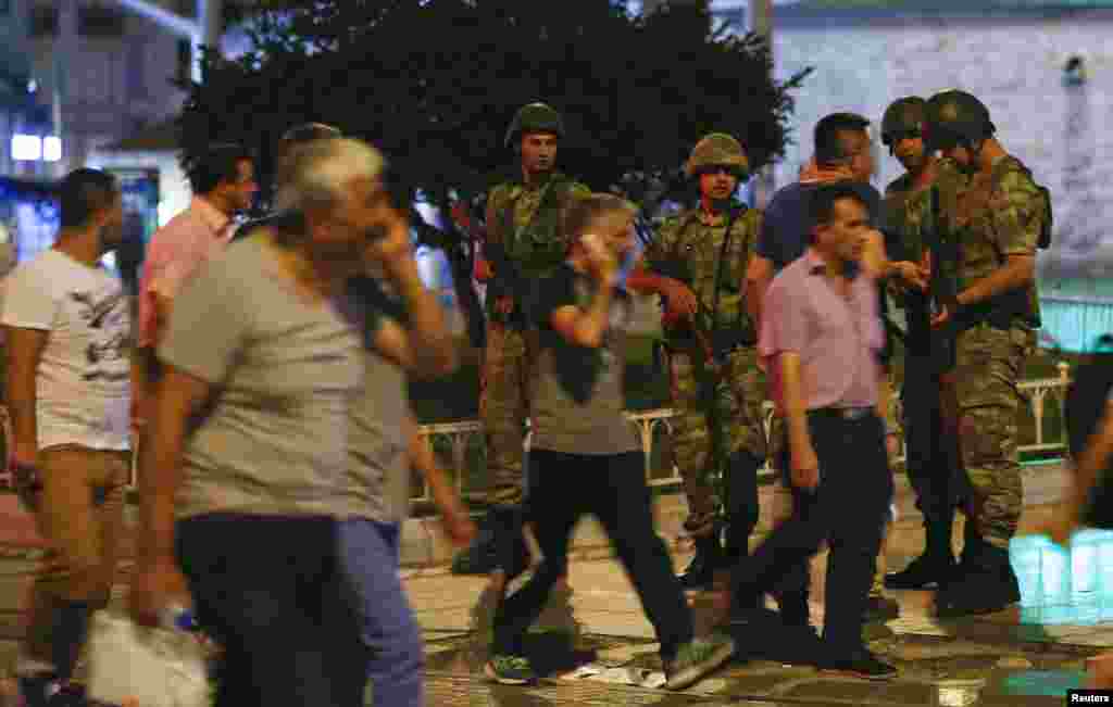 Военные охраняют площадь Таксим. Стамбул. 15 июля 2016г.