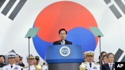 26일 한국 계룡대에서 열린 한국군 창설 64주년 '국군의 날' 기념식에서 기념사를 하는 이명박 대통령.