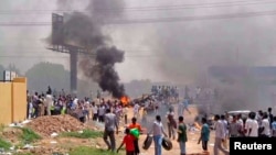 Warga Sudan memprotes pemotongan subsidi BBM di Khartoum (25/9). Amnesty International dan Pusat Pengkajian Perdamaian Afrika menimbau pemerintah Sudan untuk menghentikan kekerasan terhadap para pemrotes di kota-kota seluruh negara itu.