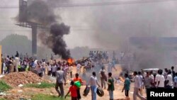 Demonstran anti pemotongan subsidi BBM di ibukota Khartoum menuntut Presiden Sudan agar mundur (foto: 25/9).