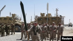 美國海軍陸戰隊在阿富汗赫爾曼德省的轉手授權儀式上(2017年4月29日)