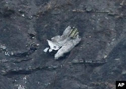 Mảnh vỡ của máy bay Germanwings được nhìn thấy nằm rải rác trên sườn núi gần Seyne les Alpes, Pháp.