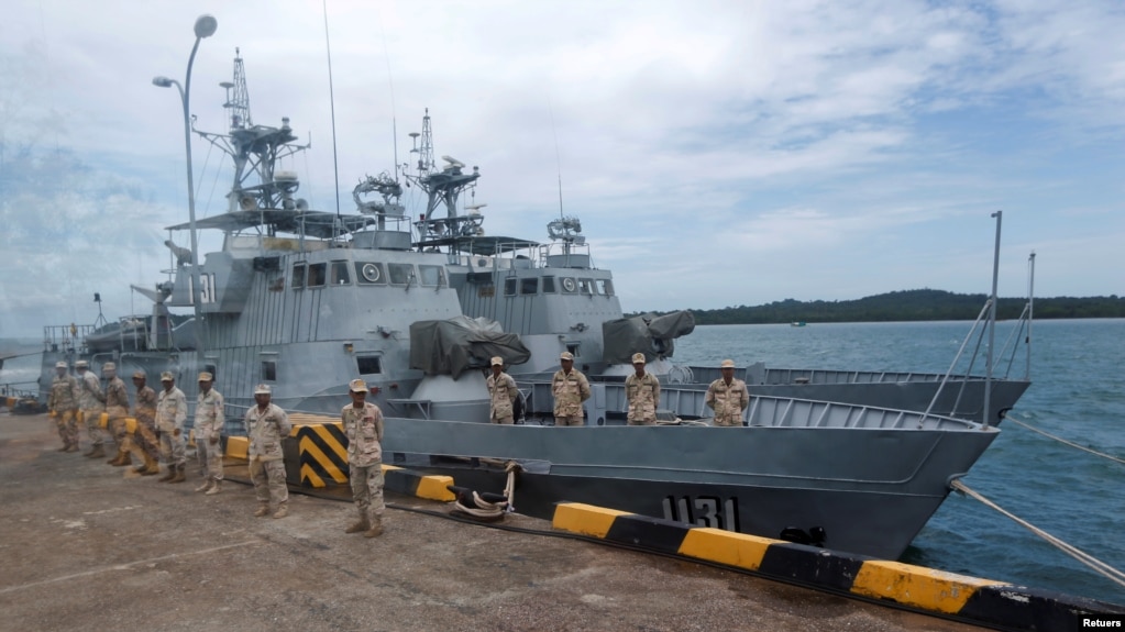 រូបឯកសារ៖ ទាហាន​ជើងទឹក​ឈរ​យាម​ល្បាត​នៅ​ក្បែរ​នាវា​ល្បាត​នៅ​មូលដ្ឋាន​កងទ័ព​ជើងទឹក​រាម​ក្នុង​ខេត្ត​ព្រះសីហនុ ថ្ងៃទី២៦ ខែកក្កដា ឆ្នាំ២០១៩។ រូប​ថត​នេះ​ត្រូវ​បាន​ថត​ពី​តាម​កញ្ចក់​បង្អួច។ (REUTERS/Samrang Pring)