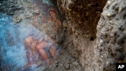 The fresco ''Leda e il cigno'' (Leda and the swan) discovered last Friday in the Regio V archeological area in Pompeii, near Naples, Italy, is seen Monday, Nov. 19, 2018. (Cesare Abbate/ANSA via AP) 