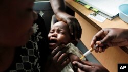 Pemberian vaksin malaria untuk seorang bayi di Kombewam, Kenya barat, 30 Oktober 2009 (Foto: dok). 