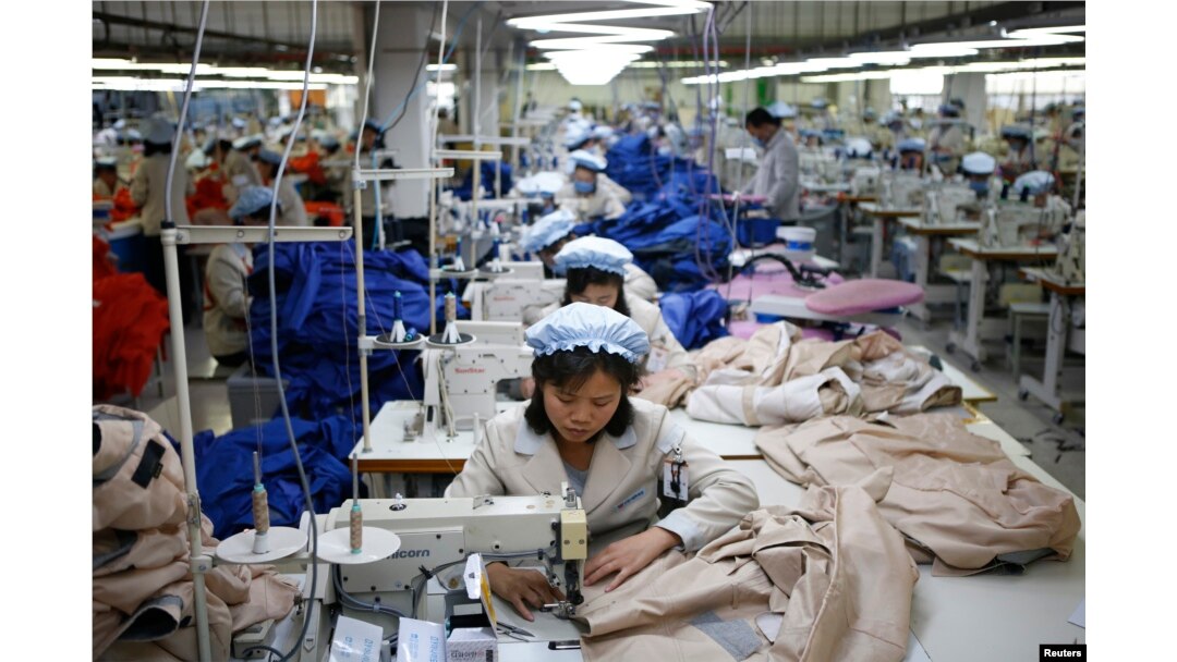 Công nhân Bắc Triều Tiên làm việc tại khu công nghiệp Kaesong.