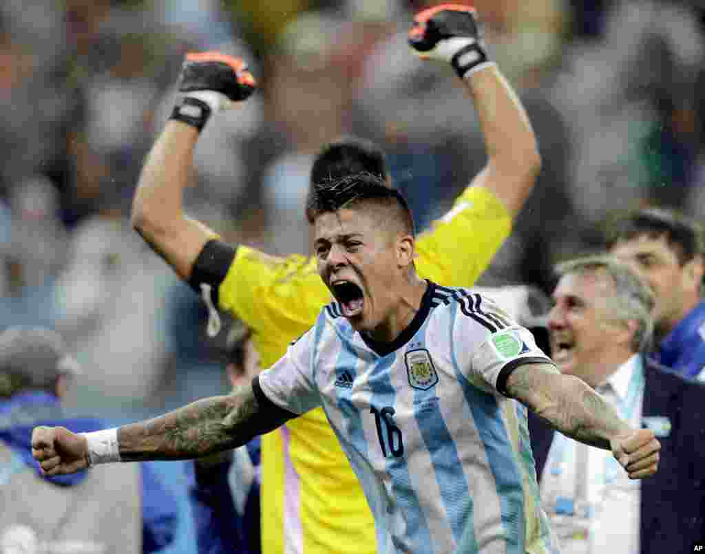 Pemain Argentina Marcos Rojo merayakan kemenangan setelah Argentina mengalahkan Belanda 4-2 dalam adu penalti setelah skor imbang 0-0 dan melaju ke babak final Piala Dunia, 9 Juli 2014.